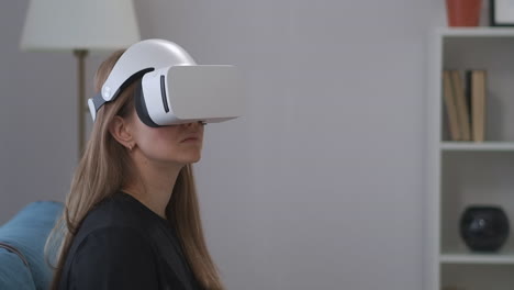 Porträt-Einer-Jungen-Frau,-Die-Ein-VR-Headset-Auf-Einem-HMD-Display-Zu-Hause-Zum-Spielen-Und-Lernen-Verwendet,-Moderne-Technologie-Der-Virtuellen-Realität